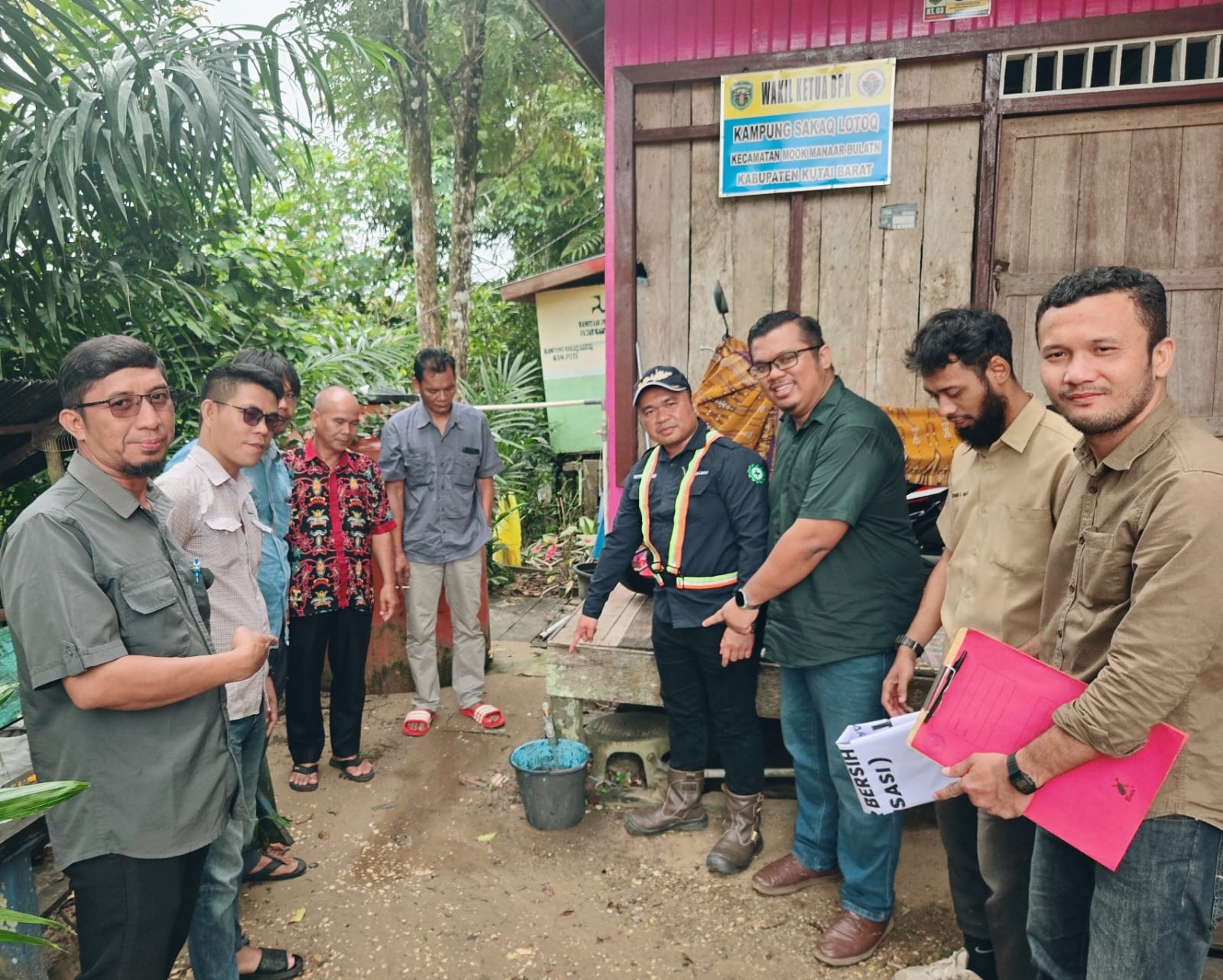 Pengecekan aliran air pipanisasi di rumah warga